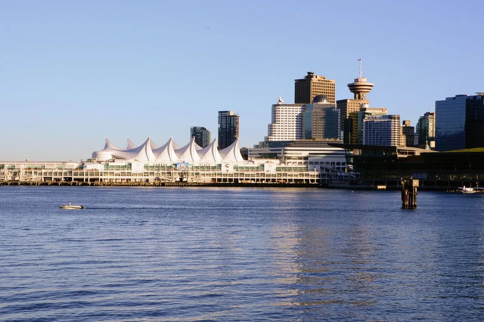 Vista do skyline de Vancouver e Canada Place durante o city tour privativo