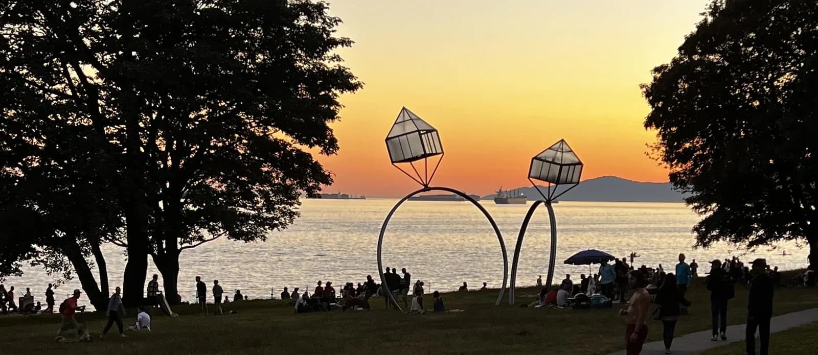 Atardecer en English Bay con la escultura Engagement, fin de tarde en Vancouver