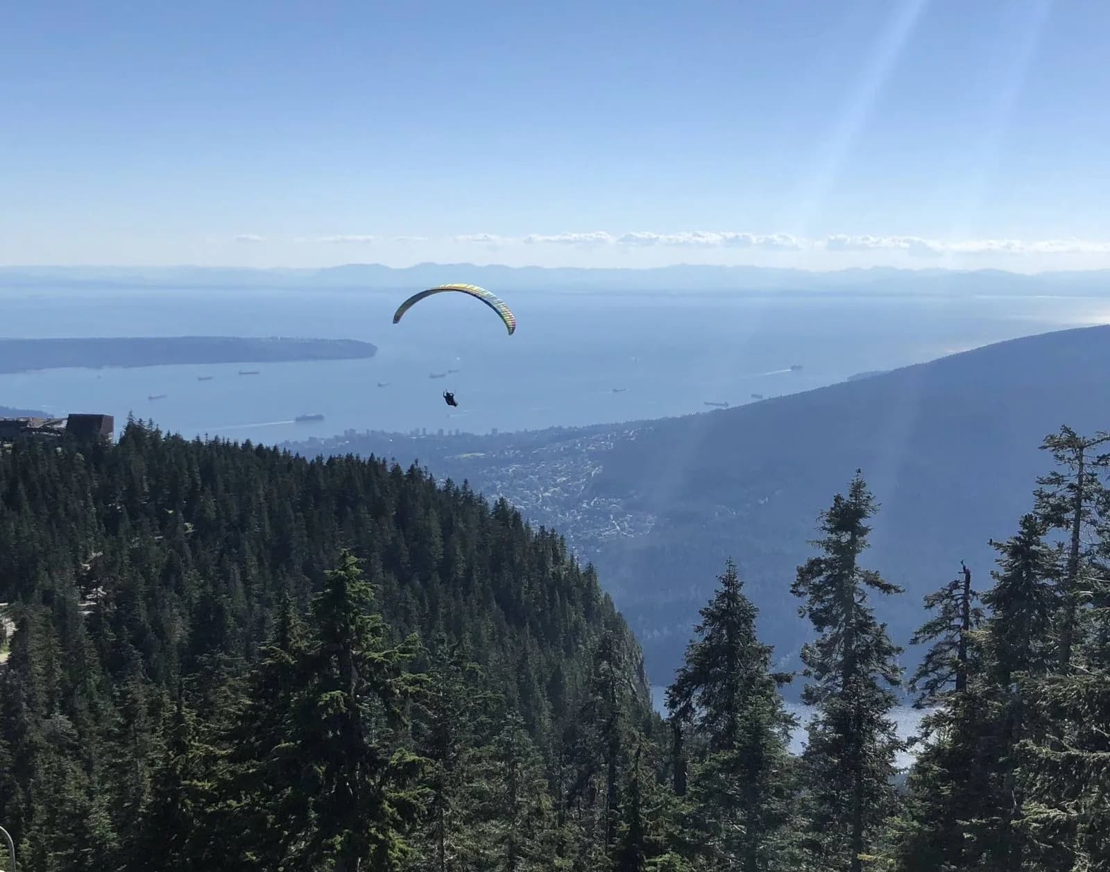Vuelo en parapente con vista de Vancouver desde Grouse Mountain