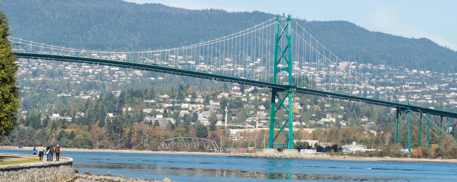 Lions Gate Bridge y las montañas del North Shore de Vancouver