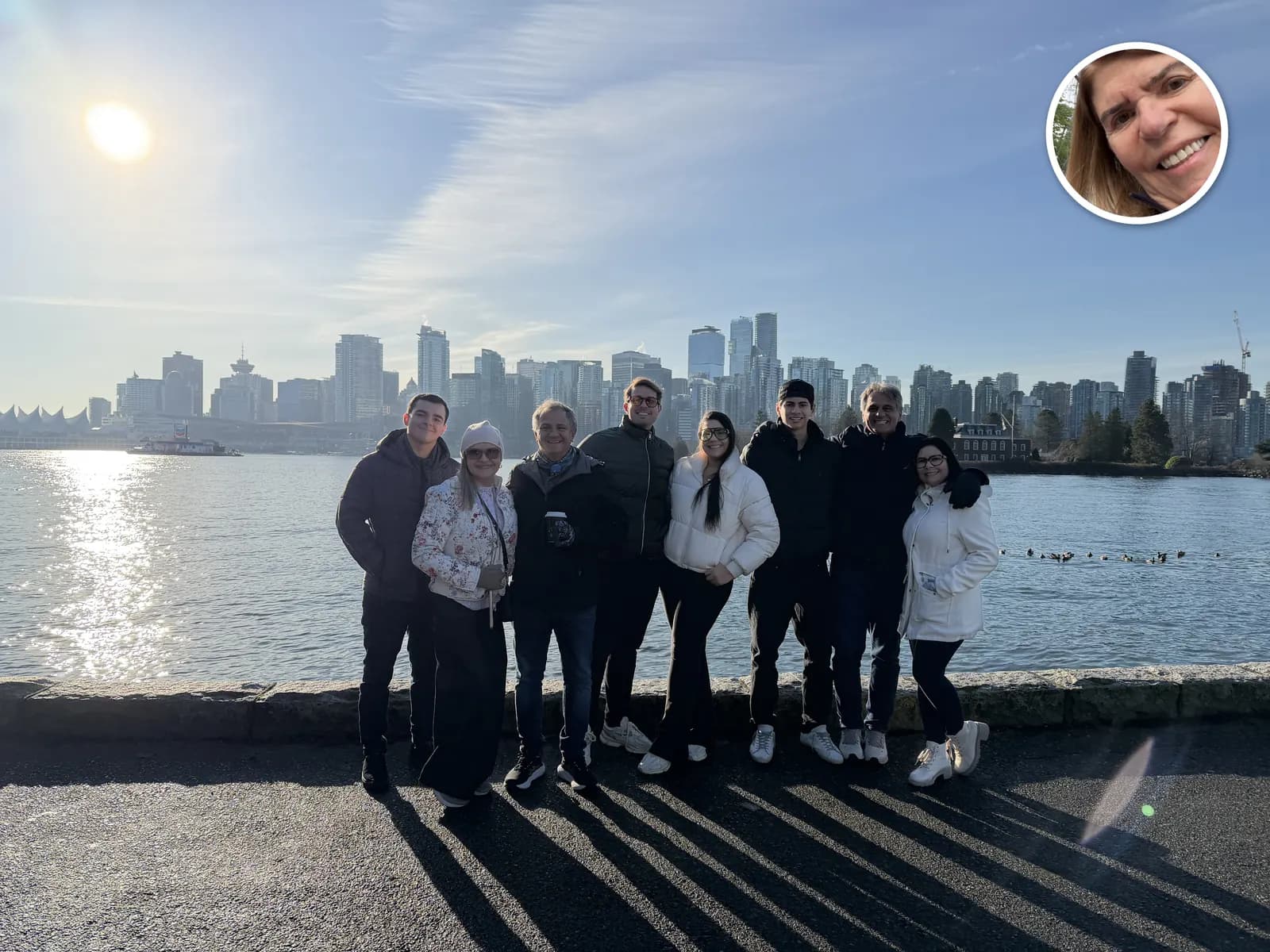 Cecilia con un grupo de clientes abrigados durante un paseo relacionado con un crucero a Alaska