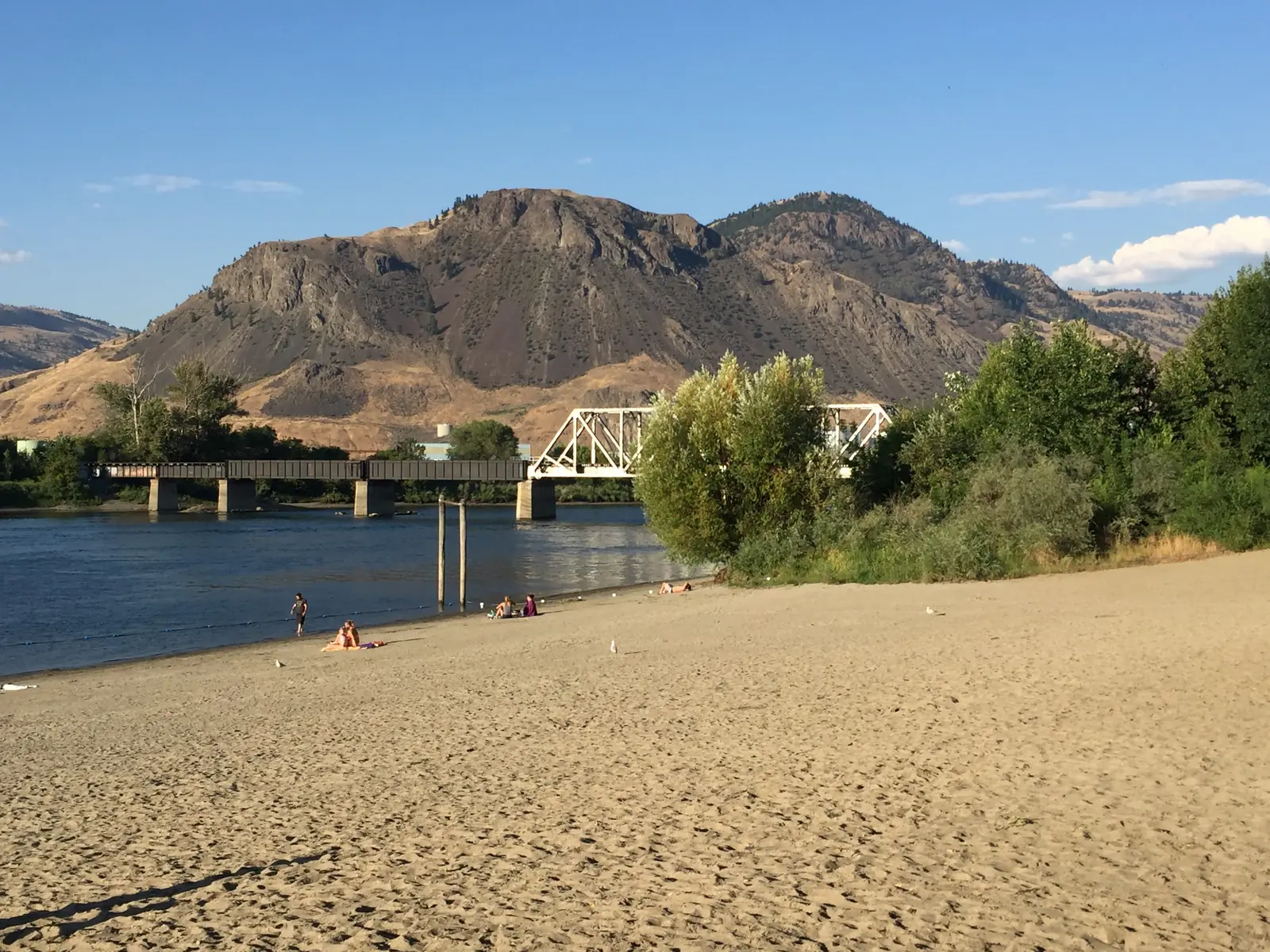 Playa de arena a orillas del Río Thompson en Kamloops, parada de la ruta Vancouver a Calgary