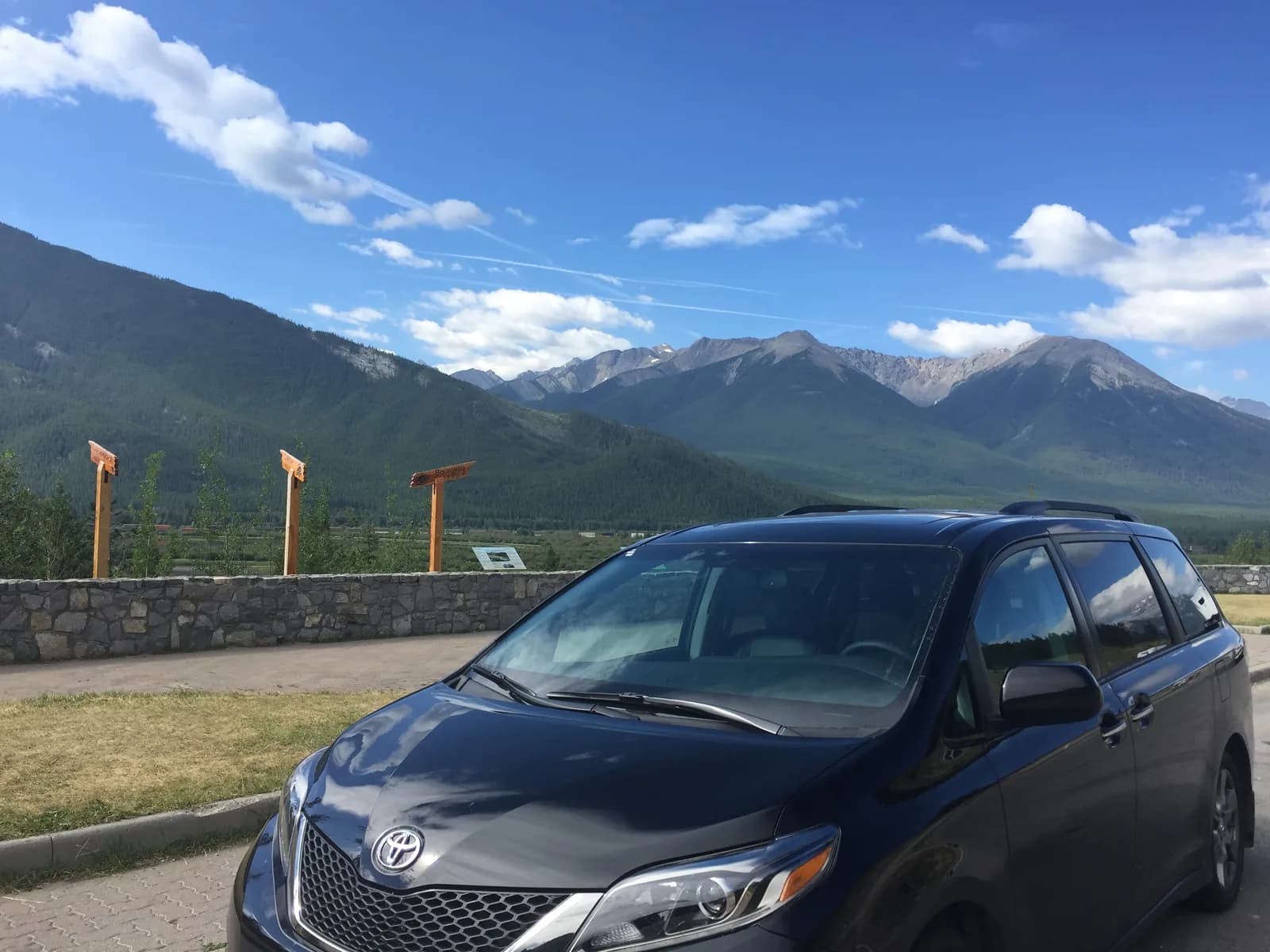 Vehículo privado Toyota Sienna estacionado en las Montañas Rocosas, sin autobuses de turismo alrededor