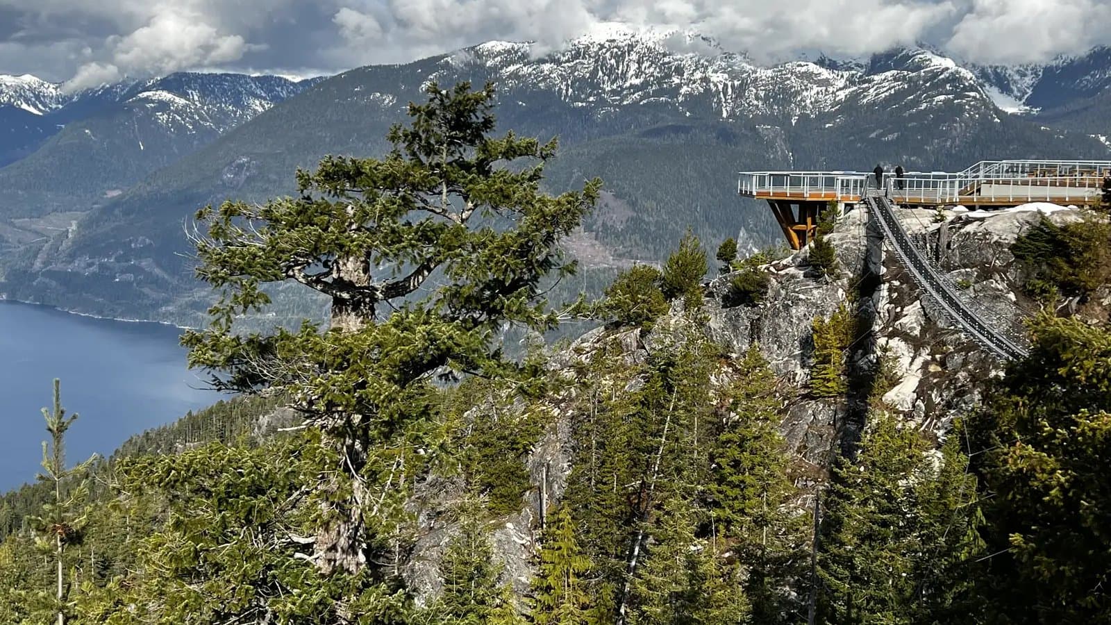 Vista desde la Sea to Sky Gondola en Squamish