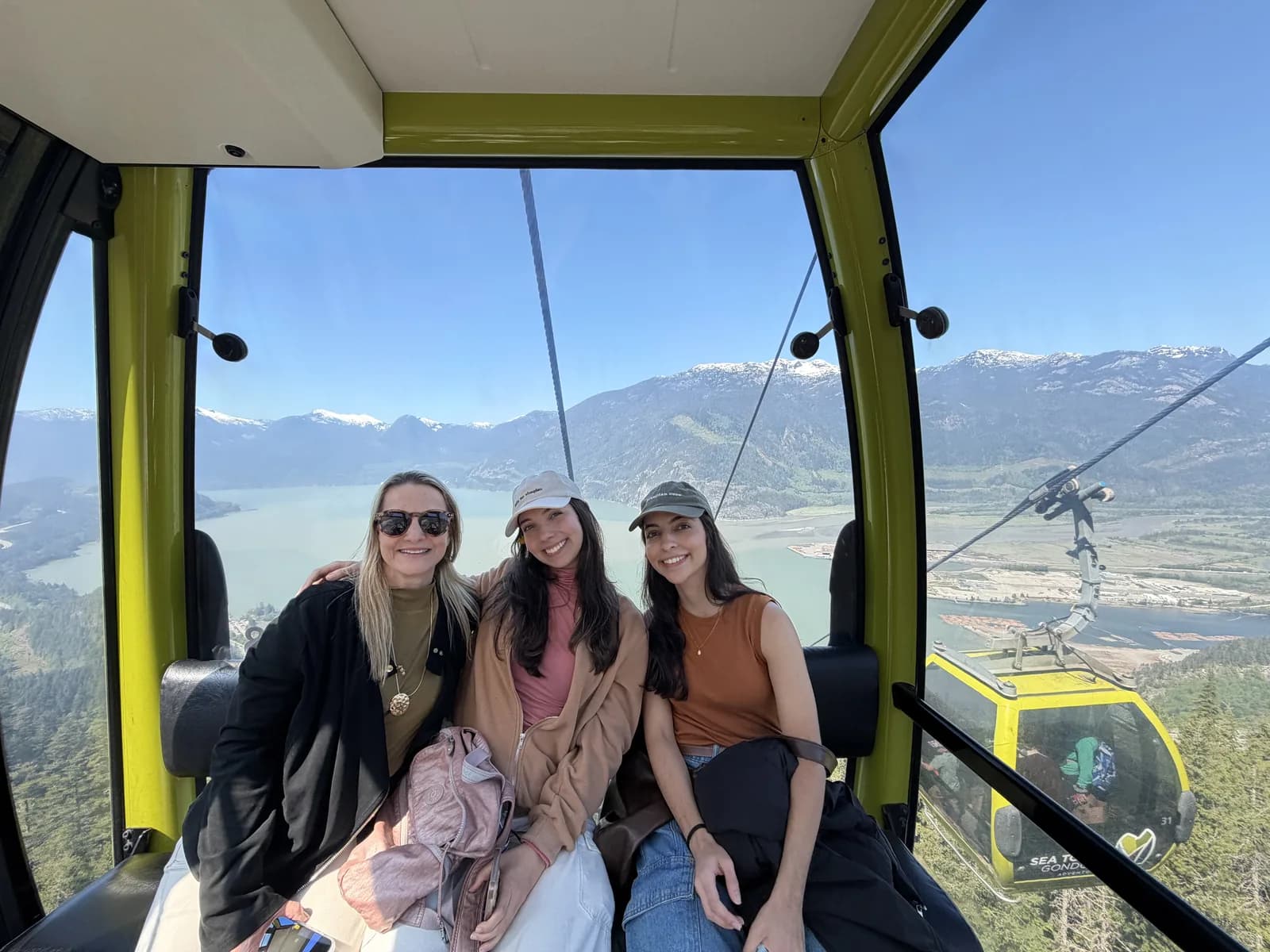 Grupo de clientes no mirante da Sea to Sky Gondola em Squamish