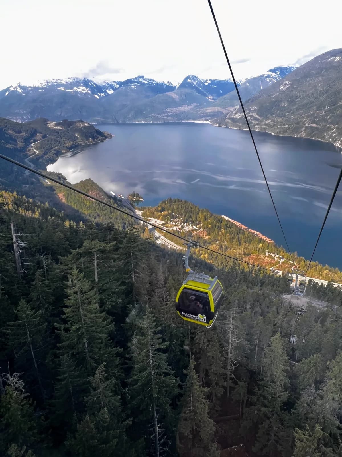 Vista do topo da Sea to Sky Gondola sobre o fiorde Howe Sound em Squamish