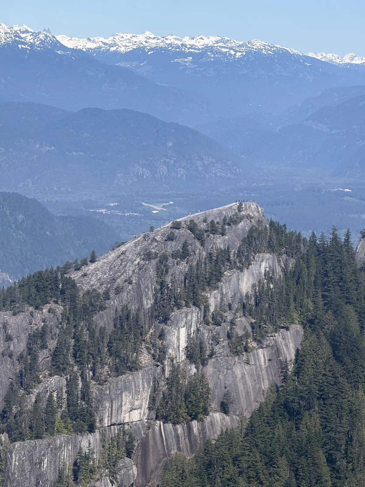 Penhasco Stawamus Chief com caminhantes no topo, em Squamish, Colúmbia Britânica