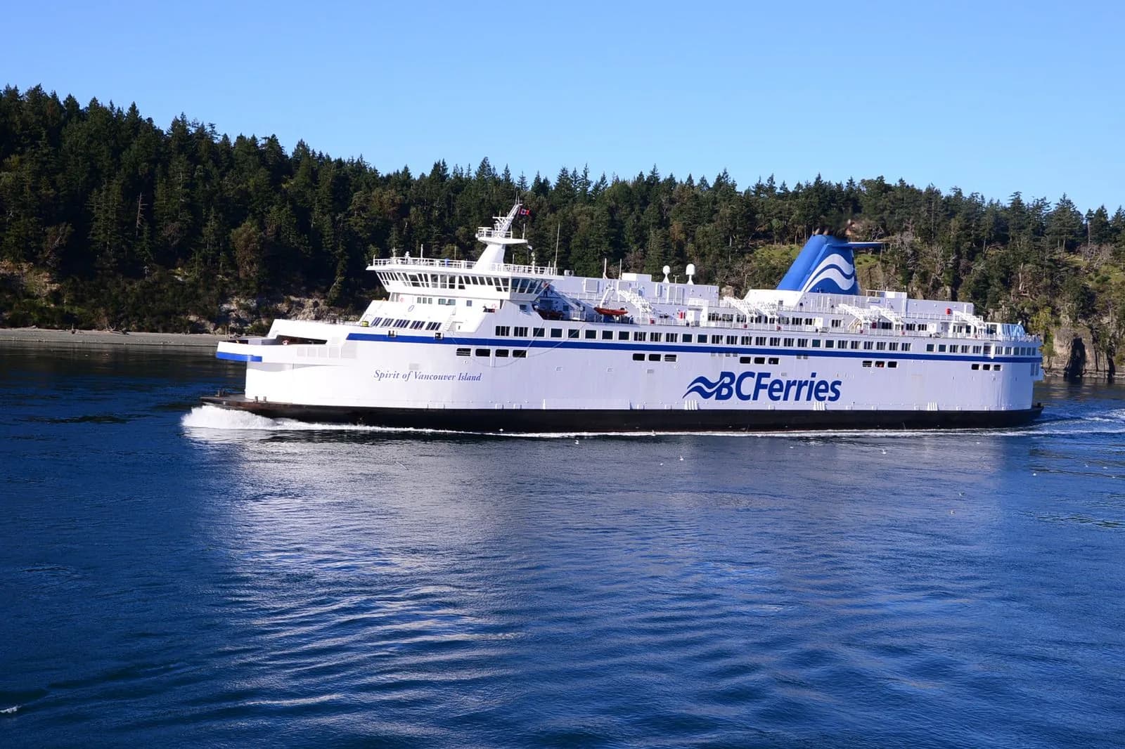 Ferry da BC Ferries navegando entre as Gulf Islands a caminho de Victoria