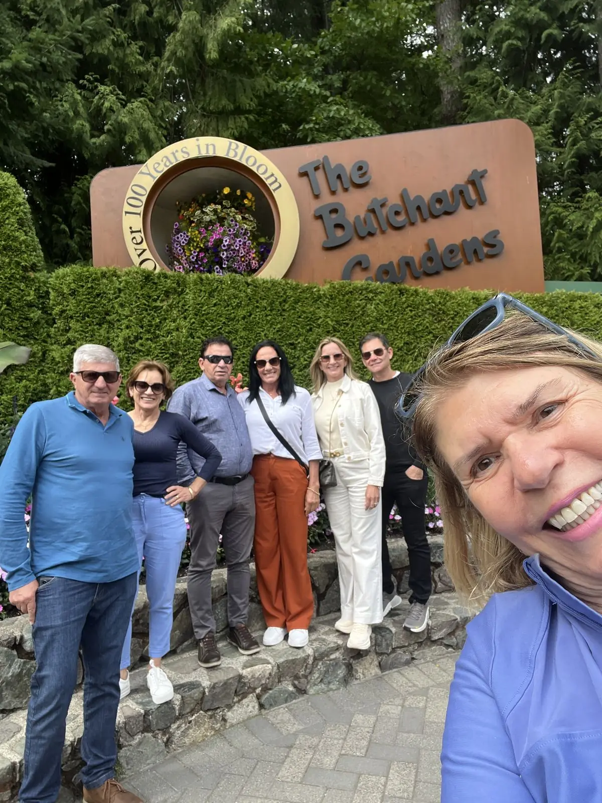 Cecilia com um grupo de clientes na entrada do Butchart Gardens