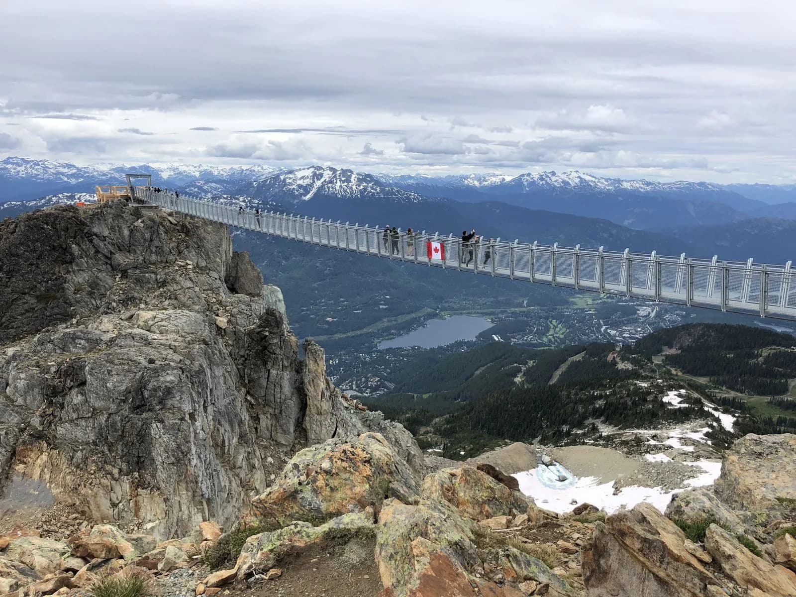 Passarela suspensa no topo de Whistler Blackcomb, com vista para as montanhas