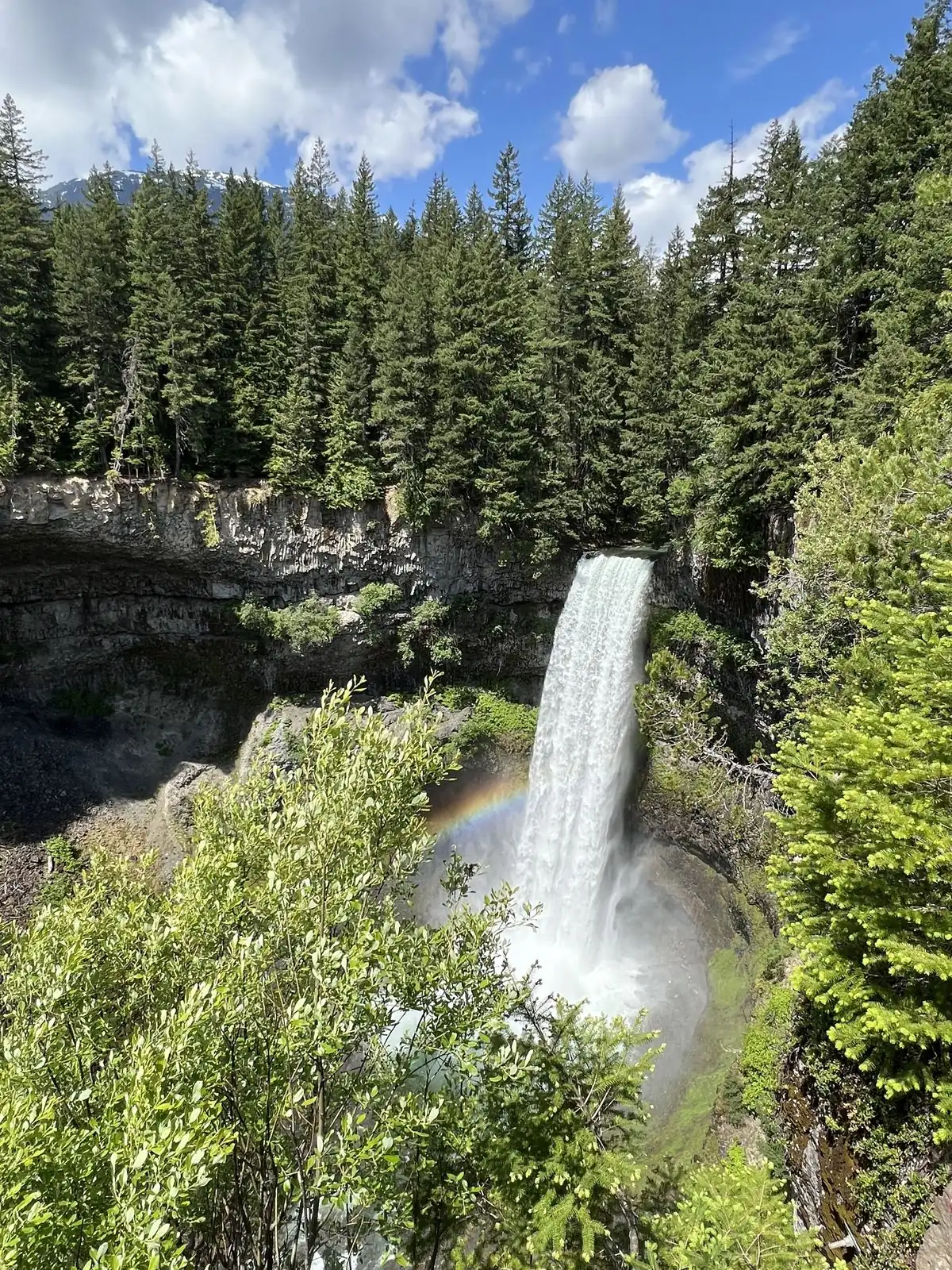 Vista de cima da queda d'água Brandywine Falls, a caminho de Whistler