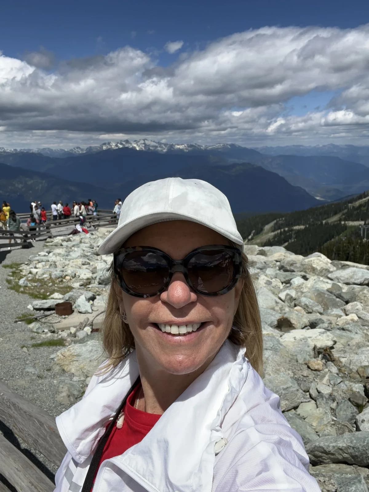 Cecilia no topo de Whistler Blackcomb, com as montanhas ao fundo