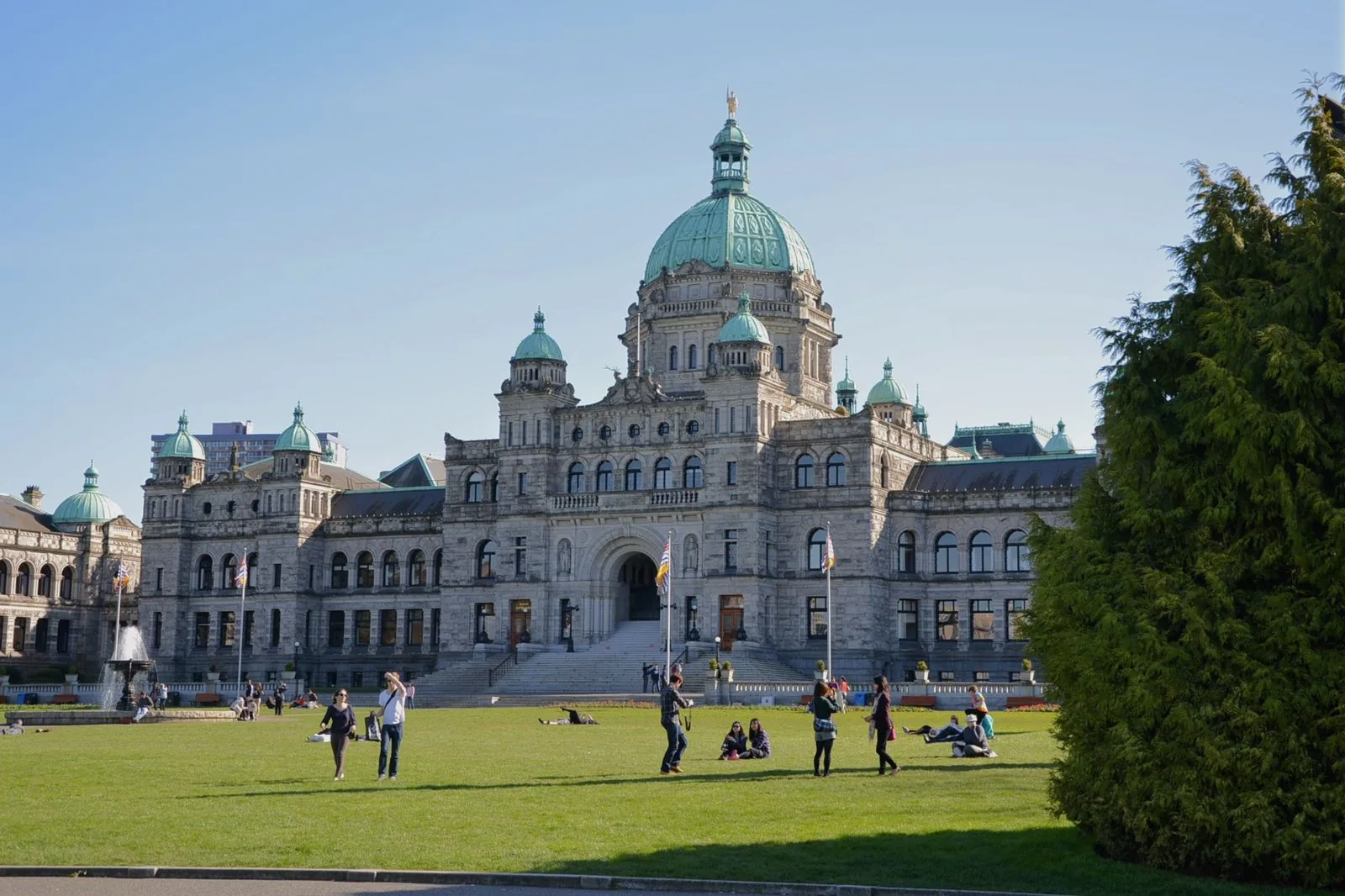 BC Parliament Buildings com fonte e gramado ao fundo, em Victoria