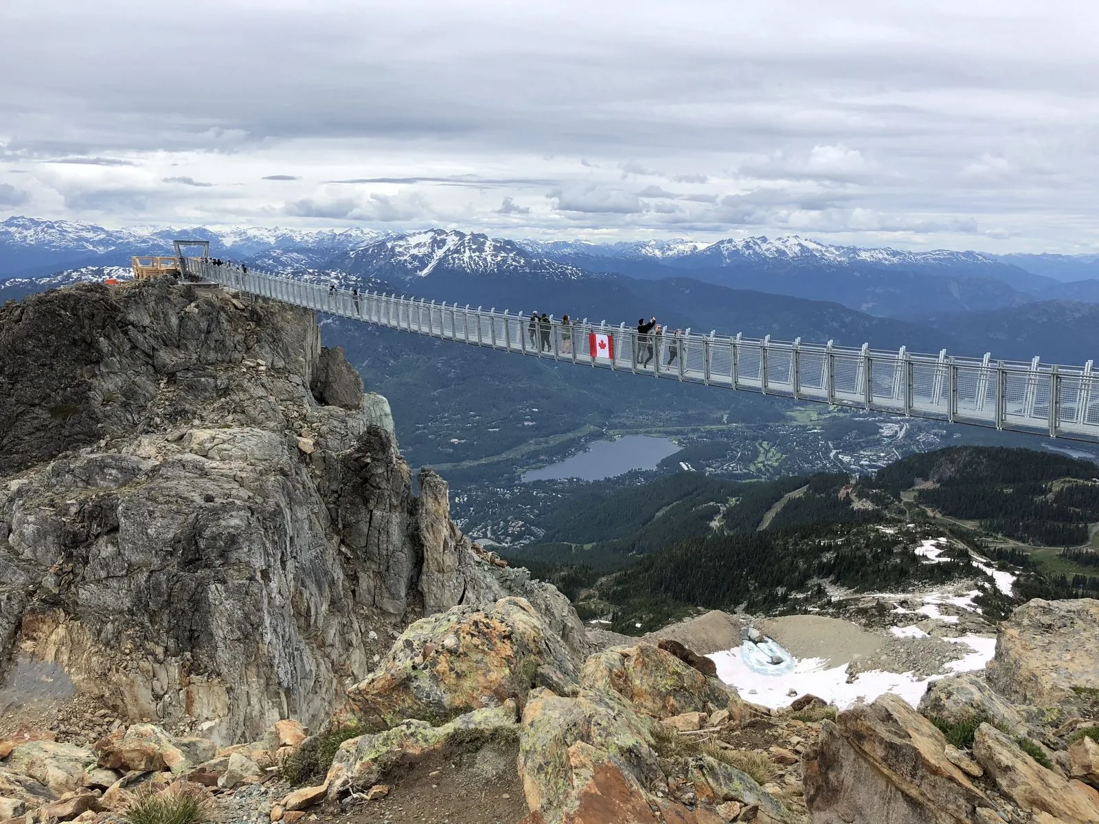 Passarela suspensa no topo de Whistler Blackcomb, com vista para as montanhas